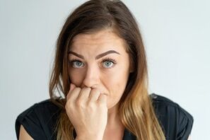 Frau mit Krampfadern im Beckenbereich