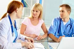 Ärzte und ein Patient mit Beckenkrampfadern